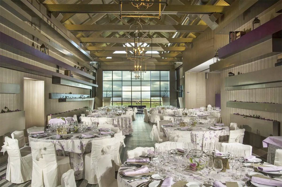 Salón montado con banquete formal y mantelería