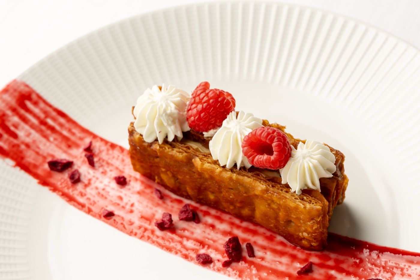 Postre con frambuesa y nata